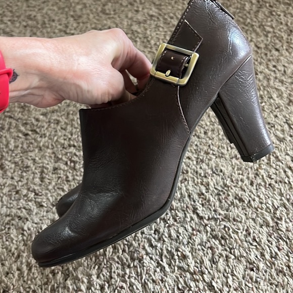 Hardly worn at all! Size 8 1/2 Aerosoles brown heels - Picture 5 of 8
